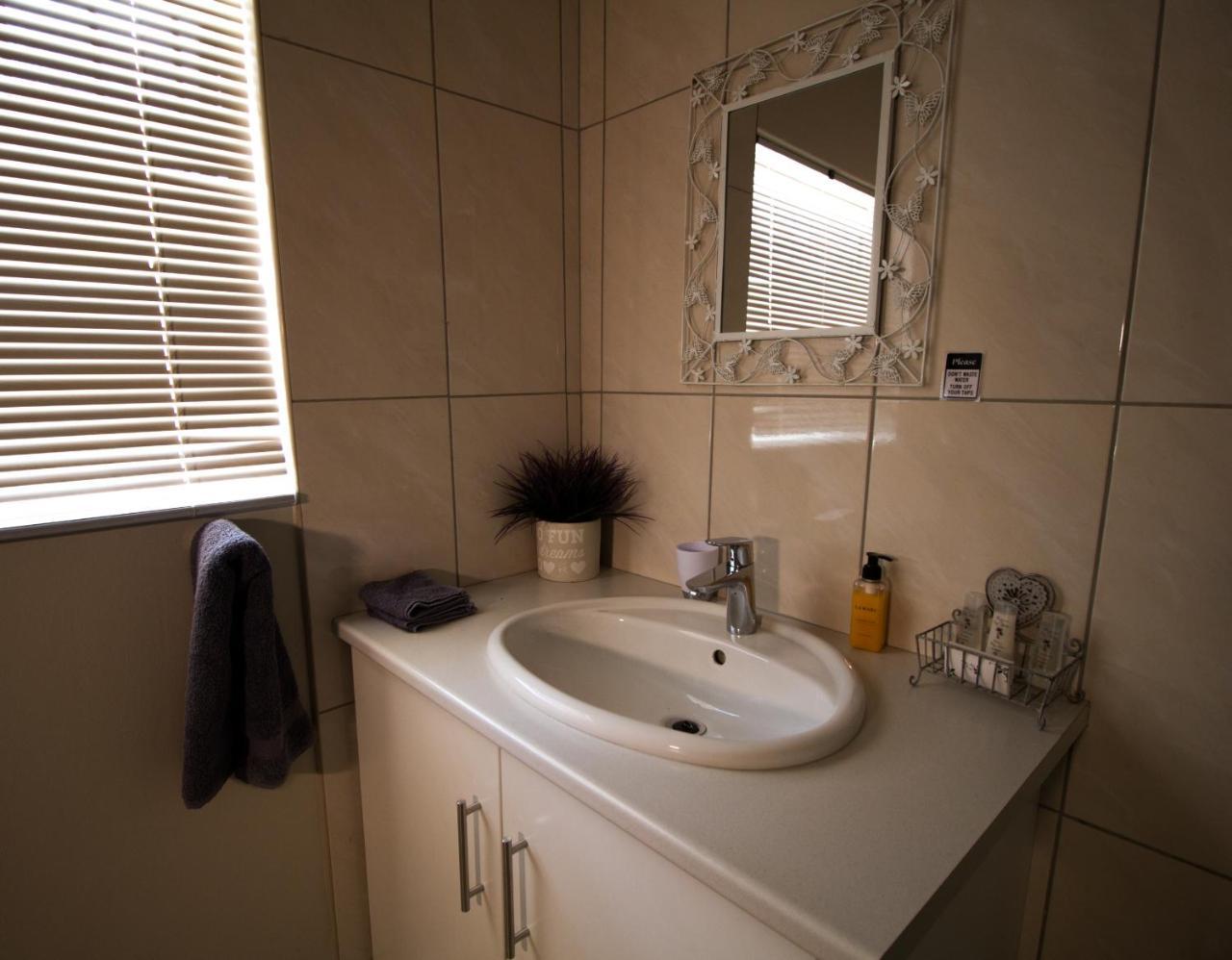 ウィントフーク House On Olof Palme Bed & Breakfast エクステリア 写真